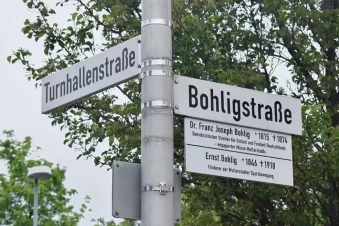 Zum Nachlesen: die neuen Zusatztafeln am Straßenschild. Zum Nachlesen: die neuen Zusatztafeln am Straßenschild.