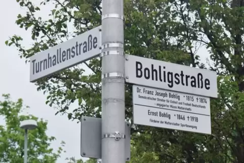 Zum Nachlesen: die neuen Zusatztafeln am Straßenschild.