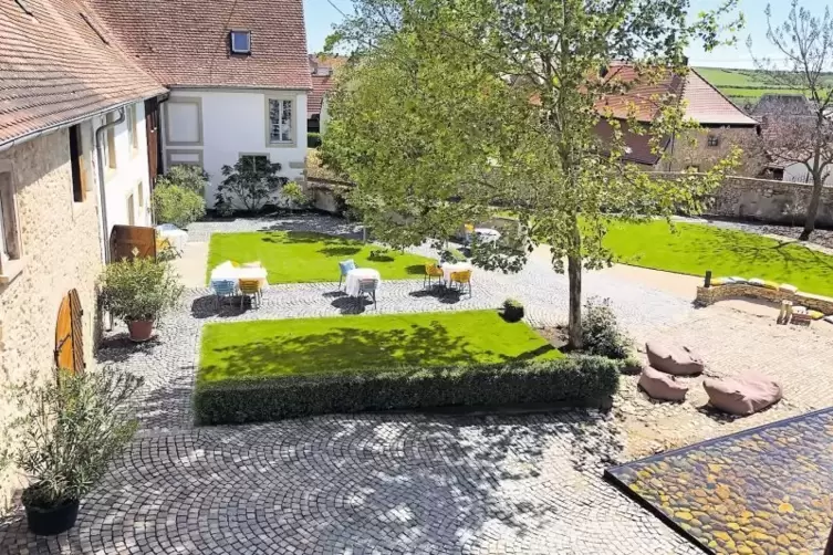 Entsprechend dem historischen Vorbild gibt es im Klosterhof eine Trennung in einen gepflasterten und einen bepflanzten Bereich.
