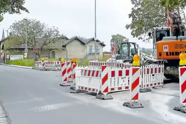 Wegen Leitungsarbeiten für das neue Baugebiet ist die Zufahrt von der Neumayer- in die Morschheimer Straße gesperrt.