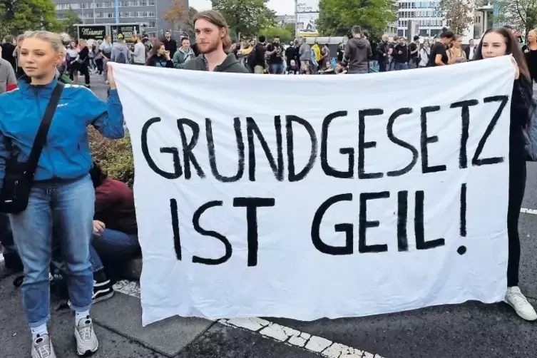 Was auf dieser Kundgebung in Sachsen zum Ausdruck kommt, nannten die Altvorderen vornehm „Verfassungspatriotismus“. Gemeint ist 