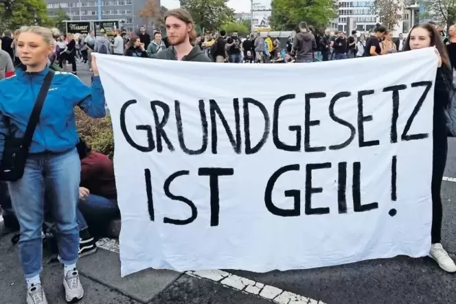 Was auf dieser Kundgebung in Sachsen zum Ausdruck kommt, nannten die Altvorderen vornehm »Verfassungspatriotismus«. Gemeint ist