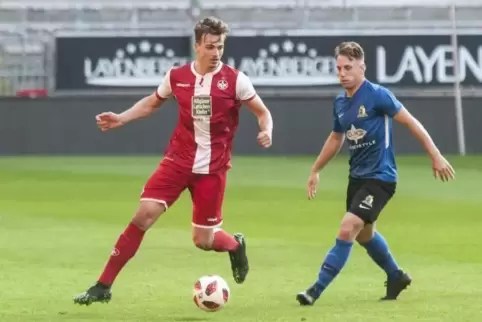 FCK-Nachwuchshoffnung: Leon Hotopp gehört künftig zum Profikader. Rechts Triers Torjäger Jan Brandscheid. Foto: VIEW