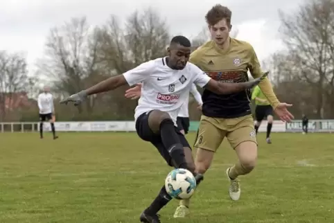Yigzaw Tesfagaber von Arminia Ludwigshafen (hier gegen Dillingen) hat am Mittwoch gegen Jägersburg das zwischenzeitliche 1:1 erz