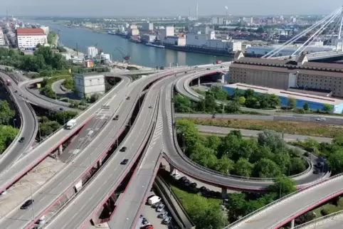 Marode Verkehrsader: Hochstraße Nord.  Foto: Stadt