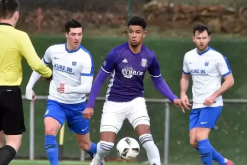 Möchte in der Oberliga bleiben: der FSV Jägersburg. Hier Luis Kiefer (lila Trikot) beim 3:3 im März gegen den TuS Mechtersheim. 