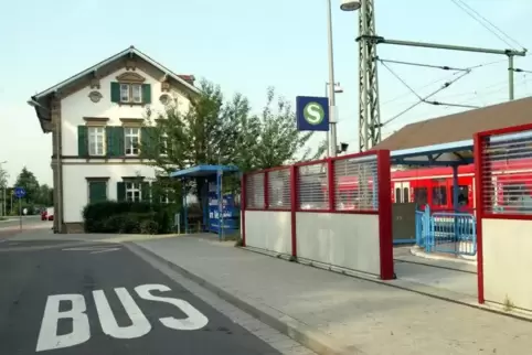 Die Unbekannten zerstörten Lampen in der Unterführung am Bahnhof.  Foto: Lenz 