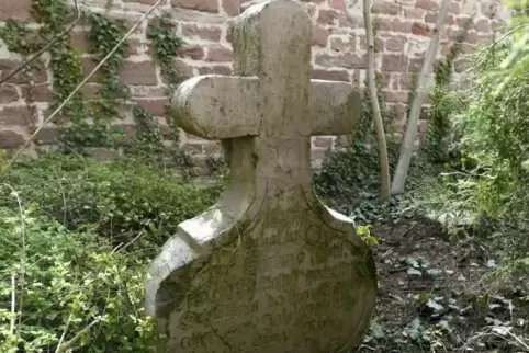 Das Grabmal von Ferdinand Rudolph auf dem einstigen Kirchhof in Roxheim. Er war Anfang der 1760er-Jahre als Schultheiß in Amt un