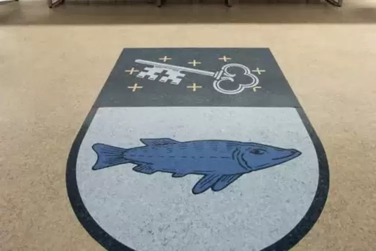 Das Wappen auf dem Boden des Ratssaals ist das von Roxheim vor der Fusion mit Bobenheim. Foto: Bolte