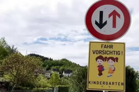 Zu den neuen Verkehrsschildern gesellen sich Hinweisschilder auf den Kindergarten. Die Straße nutzen vor allem Eltern, die ihre 