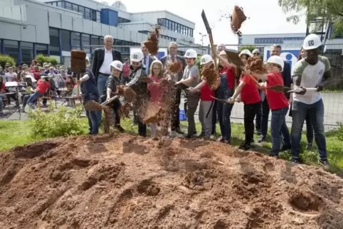 Der Spatenstich des Fachklassentrakts des Schulzentrums Süd ist erfolgt. Foto: VIEW