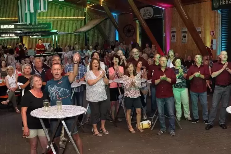 Bei der Premiere im vergangenen Jahr in der Sommerfesthalle in Waldsee: die Besucher des Roodle-Singens. Archivfoto: Lenz 