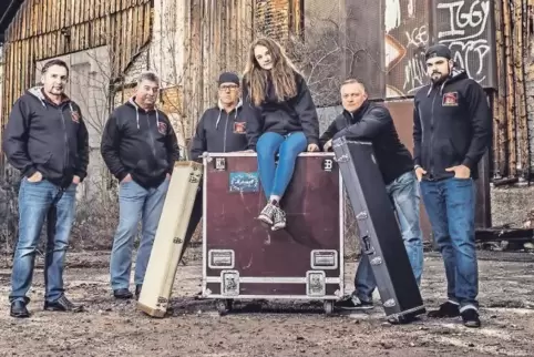 „Chakalaka“ sind Frank Michel, Dieter Hamberger, Hans-Peter Peifer, Sascha Dehaut, Juliette Peifer und Nicolas Peifer.