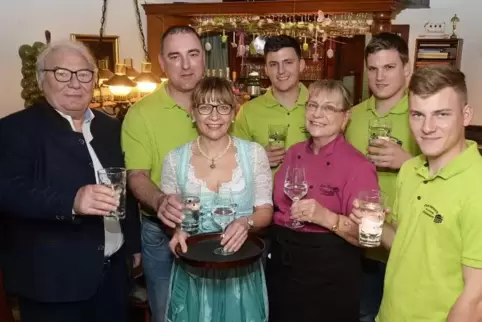 Drei Generationen, ein Restaurant (von links): Jurek, Ralf, Kerstin und Christian Schubing, Roswitha Conrad, Alexander und Andre