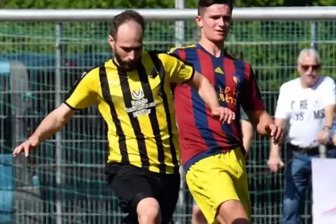 Vorerst letzter A-Klasse-Auftritt: Kevin Klein (VfB Haßloch, links) im Spiel gegen den TSV Königsbach.  Foto: Mehn