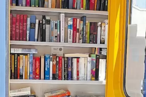 Ein Blick in das offen zugängliche Bücherregal.