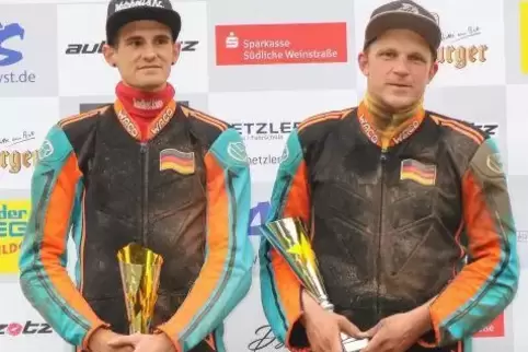 Links Viktor Caric, rechts Fahrer Patrick Zwetsch.  Foto: niklas breu