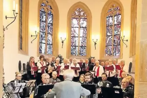 Da war Schwung drin: die Bäckersänger und die Harmonikafreunde Walter Sogno beim Konzert in der Gotischen Kapelle.