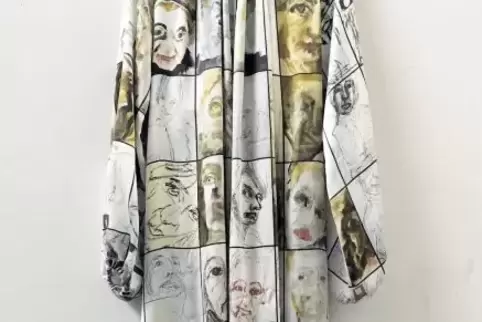 Aus Reproduktionen von rund 240 von 333 Bildnisse entstanden: das Kleid zum Kaddisch-Projekt von Marion Anna Simon.