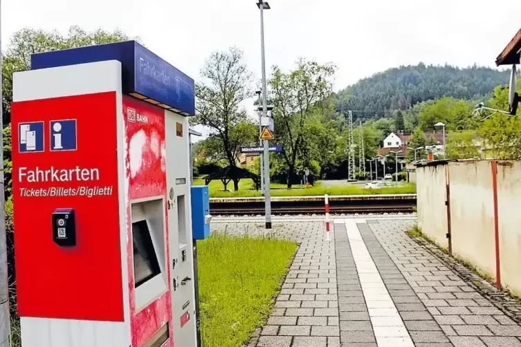 Dieser Fahrkartenautomat ist am Bahnhof noch stehen geblieben. Im Hintergrund rechts ist die Rotensteinhalle zu sehen, wo sich d
