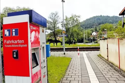 Dieser Fahrkartenautomat ist am Bahnhof noch stehen geblieben. Im Hintergrund rechts ist die Rotensteinhalle zu sehen, wo sich d