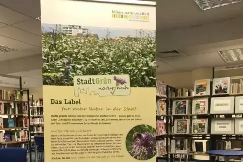 Eines der zehn Poster in der Stadtbücherei im Klemmhof. Foto: wkr