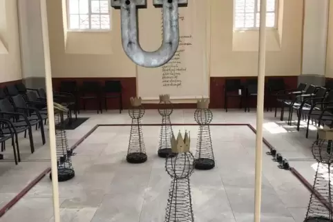 Sechs Mini-Roboter ziehen bei Christoph Steegers kinetischer Installation egomanisch ihre Kreise. Die Buchstaben-Installation mi