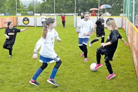 Spielfreude auf nassem Rasen: Szene aus dem Spiel zwischen Dannenfels und Alsenz (in Schwarz).