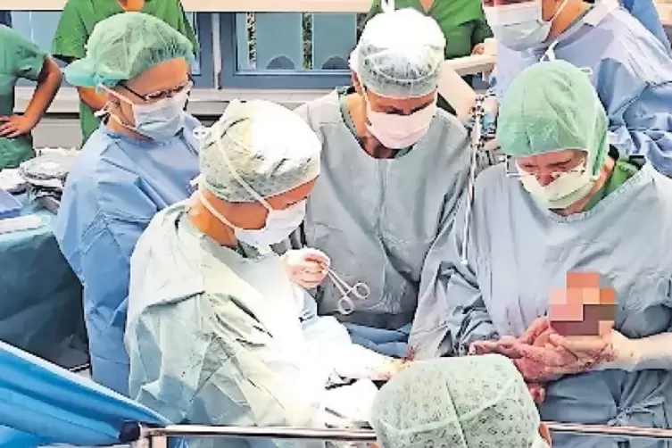 Das zweite der beiden Kinder brachte ein Ärzteteam des Universitätsklinikums Tübingen Mitte Mai per Kaiserschnitt zur Welt.
