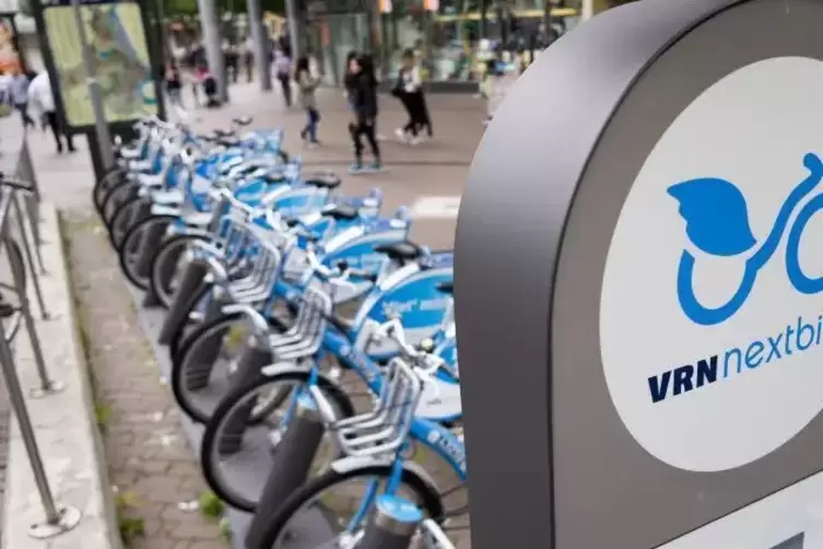 Ein Erfolgmodell: Die blauen Mietfahrräder, hier am Berliner Platz in Ludwigshafen. Foto: KUNZ