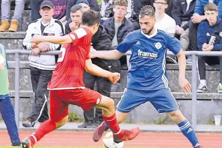 FKP-Angreifer Cevdet Uluc (in Blau), hier mit dem Mainzer Nils Gans, vergab zwei dicke Chancen.