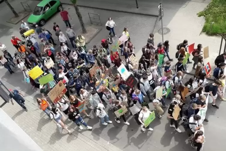Die Klima-Demonstranten, hier gegen 12.50 Uhr in der Rosengartenstraße Foto: Gerhard Müller