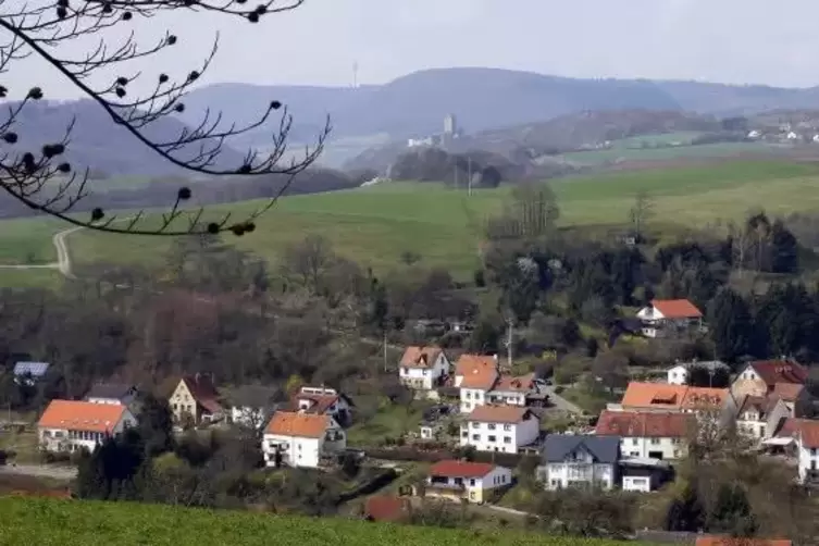 Die Gemeinde Blaubach, im Hintergrund ist Burg Lichtenberg zu erkennen. Foto:  Archiv
