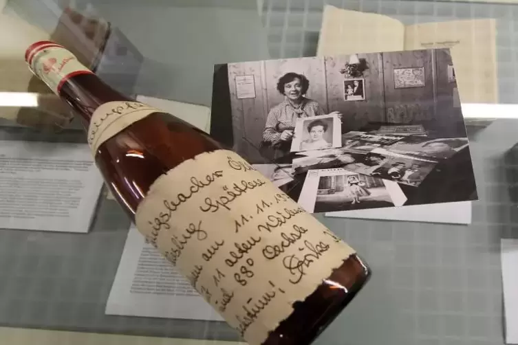 Kuriosum aus dem ebenfalls in Speyer aufbewahrten Nachlass der Sopranistin Erika K&ouml;th (1925-1989): eine Flasche K&ouml;nigsbacher Rie