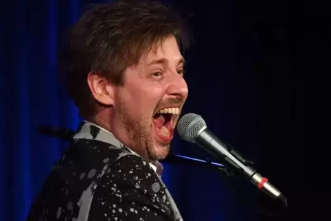 Ein Tanz und 35 Todesfälle: Musikkabarettist Daniel Helfrich im Boulevardtheater Deidesheim.  Foto: Mehn