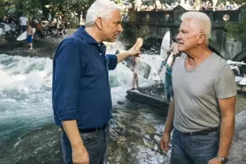 Am Münchner Eisbach: Udo Wachtveitl und Miroslav Nemec in „Tatort: Die ewige Welle“..  Foto: BR/H. Heiden/ Wiedemann & Berg