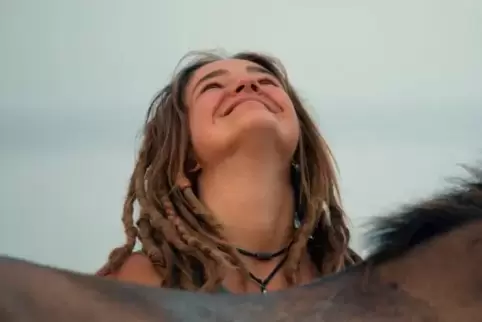 Simone Hage ist Wanderreiterin und spielt in Caro Lobigs Film über Wildpferde mit. Foto: Catamaranfilms