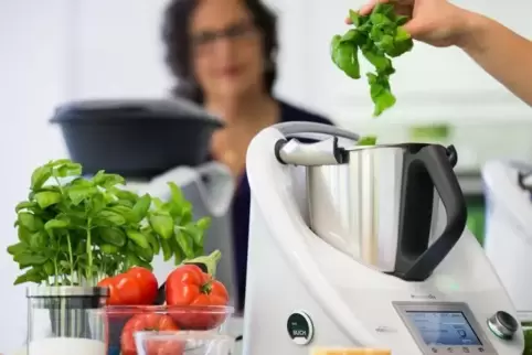 So einfach geht kochen: Zutaten oben reinschmeißen, den Rest erledigt der Thermomix. Foto: dpa