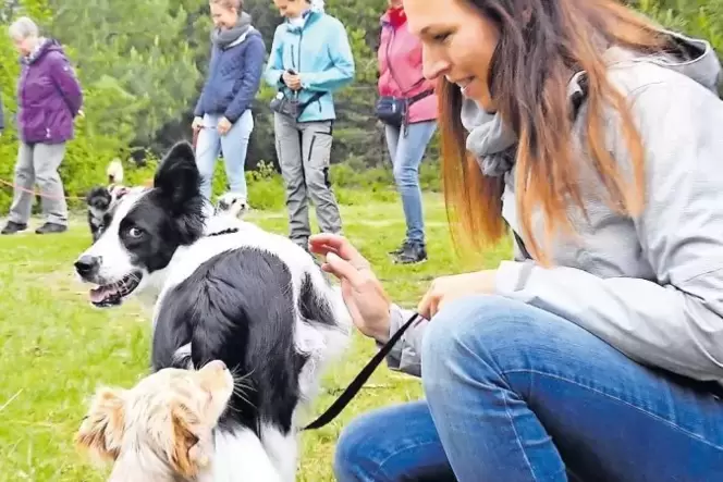 Die Mischung Hund-Mensch muss stimmen: Hundetrainerin Claudia Tatzel beim Kurs der Volkshochschule Haßloch.