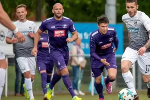Antreiber, Motivator, Torschütze, Stratege, Trainer: Patrick Brechtel (in Lila vorne links) erfüllt beim SV Rülzheim mehrere Fun