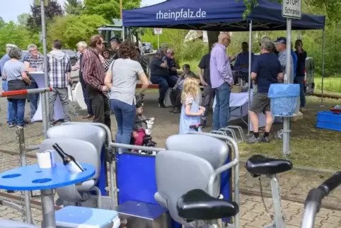 Rund 50 Besucher kamen an den RHEINPFALZ-Stand. Eine Gruppe Draisinenfahrer stand dabei eine Weile im Mittelpunkt.  Foto: m. hof