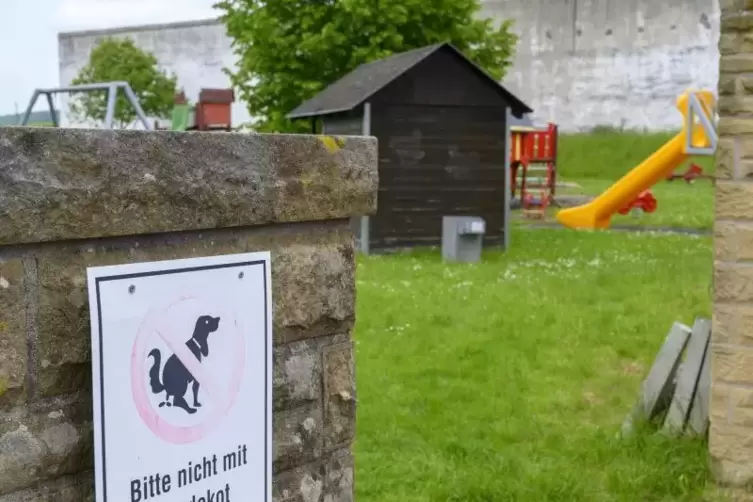 Das Schild hilft nichts. Immer wieder ist Hundekot auf dem Spielplatz.  Foto: m. hoffmann