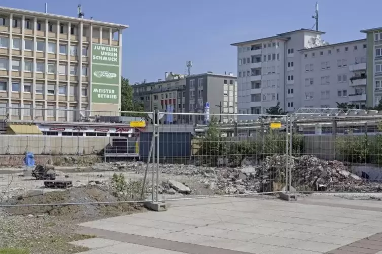 Noch prägt eine Baustelle den Berliner Platz. Foto: Kunz 