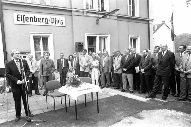 Wirtschaftsminister Rainer Br&uuml;derle hatte schwierige Verhandlungen hinter sich, als er am 26. Mai in Eisenberg schlie&szlig;lich bekan