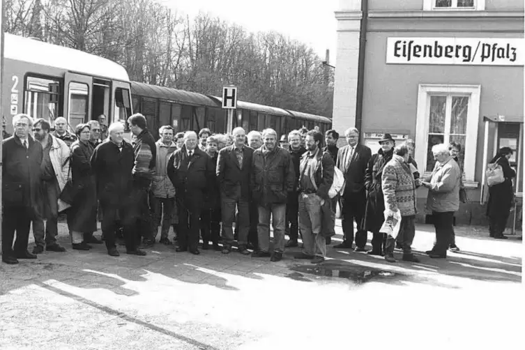 Im M&auml;rz 1995 besuchten 40 Kommunalpolitiker aus der S&uuml;dpfalz Eisenberg. Was sie hier zur Eistalbahn erfuhren, ermutigte sie zur 