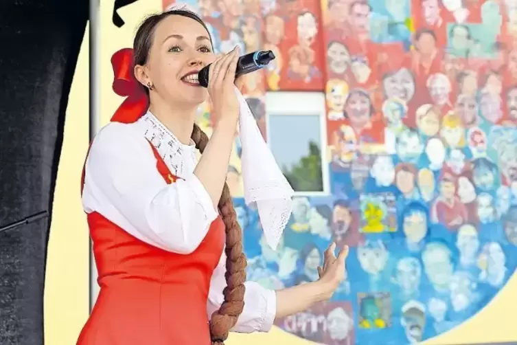 Teil des Bühnenprogramms: Die Russin Olga sang und tanzte.