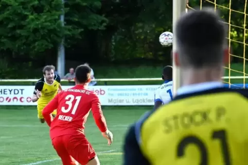 Köpfchen: Christopher Koch (links) macht das 2:0.  Foto: Lenz