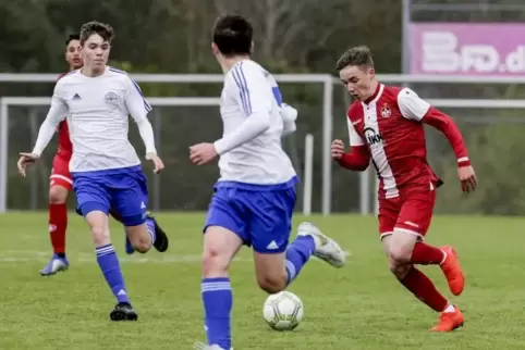 Den Blick auf den Ball: FCK-U17-Spieler Moritz Theobald (rechts) im Regionalligaspiel gegen die SG Andernach. Foto: VIEW