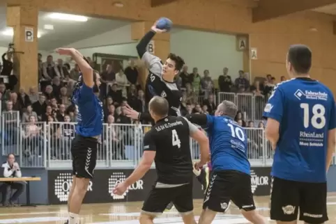 Im ersten Aufstiegsspiel gegen den HC Dillingen-Diefflen traf er achtmal: Marco Holstein (TuS Dansenberg II) hier beim Wurf.  Fo