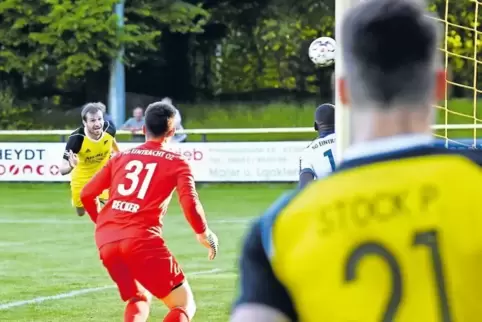Köpfchen: Christopher Koch (links) trifft zum 2:0.